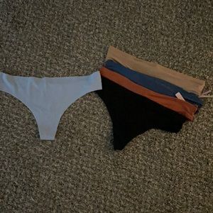 5 pairs of thongs